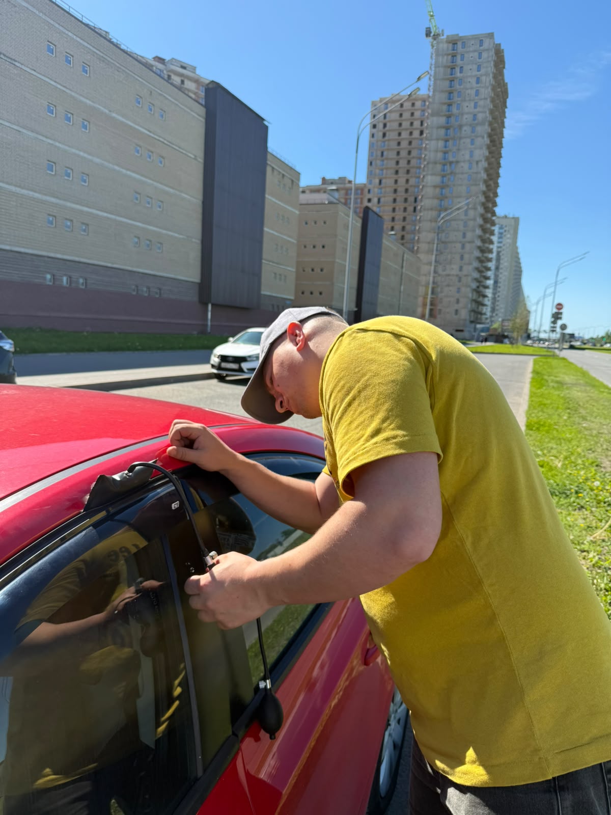 Аварийное вскрытие автомобиля мастером в Павловске